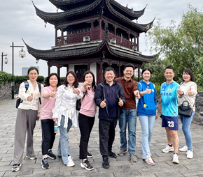 环护城河徒步，不仅锻炼了身体，放松了心情，加深了同事间的默契与感情，更是感受到了团队带来的陪伴与力量，展现了华体会官方版网站登录入口-华体会（中国）
人的青春和活力，同时，引导大家养成良好的运动习惯，以更加饱满的精神状态，勇毅前行，为公司高质量发展蓄势赋能。